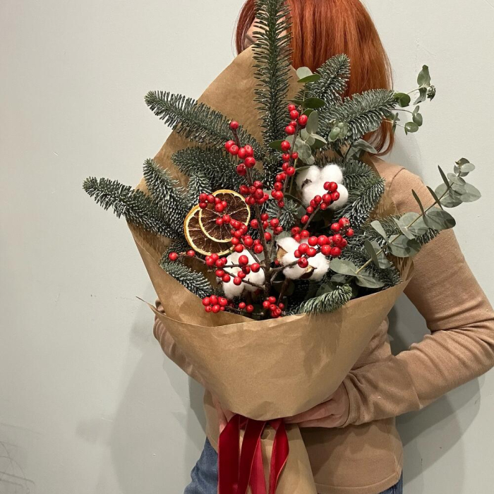 Buchet de Iarnă cu Brad, Ilex, Bumbac și Accesorii Festive [2]