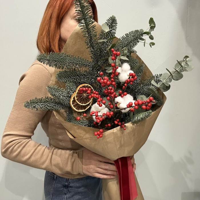 Buchet de Iarnă cu Brad, Ilex, Bumbac și Accesorii Festive [1]