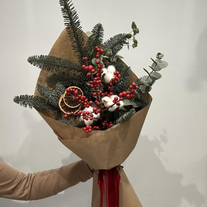 Buchet de Iarnă cu Brad, Ilex, Bumbac și Accesorii Festive [4]