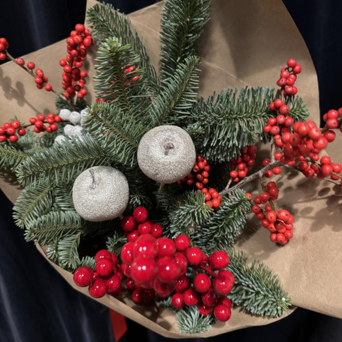 Buchet de Iarnă cu Nobilis, Ilex și Globuri [3]