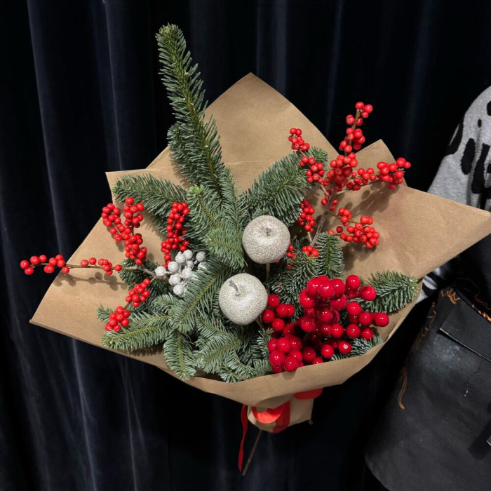 Buchet de Iarnă cu Nobilis, Ilex și Globuri [4]