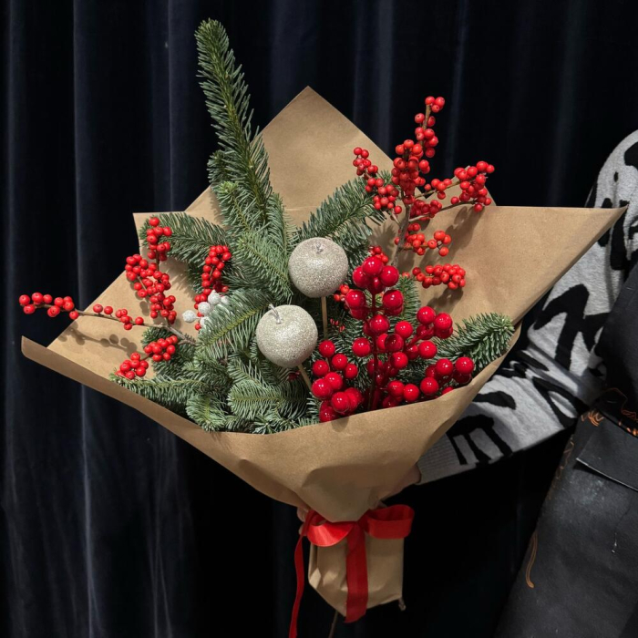 Buchet de Iarnă cu Nobilis, Ilex și Globuri [2]