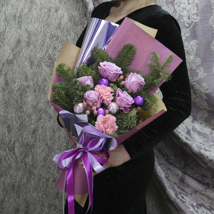 Buchet de Iarnă cu Trandafiri Lila, Brad și Accesorii Festive [3]