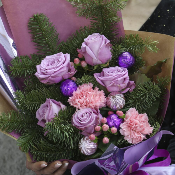 Buchet de Iarnă cu Trandafiri Lila, Brad și Accesorii Festive [2]