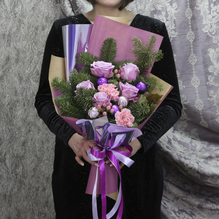 Buchet de Iarnă cu Trandafiri Lila, Brad și Accesorii Festive [1]