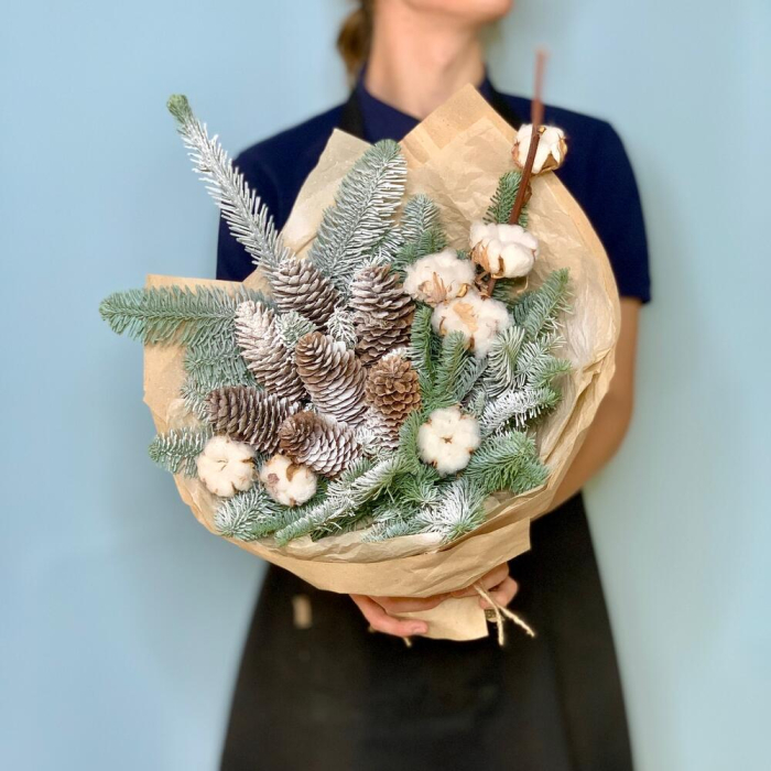 Buchet de Iarnă din Nobilis și Conuri [3]