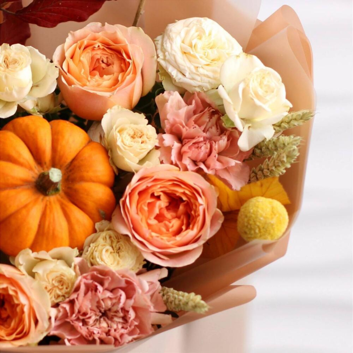 Buchet de Toamnă cu Dovleac, Trandafiri și Garoafe [4]