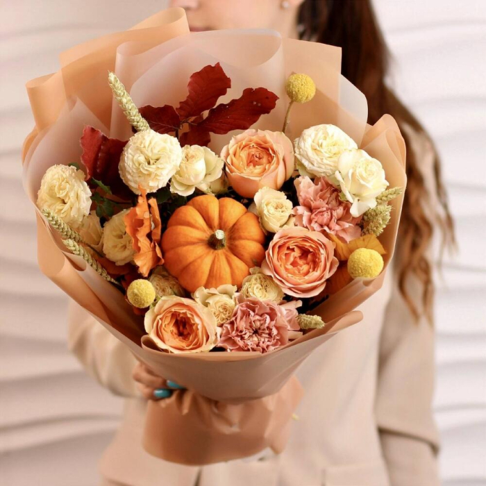 Buchet de Toamnă cu Dovleac, Trandafiri și Garoafe [1]