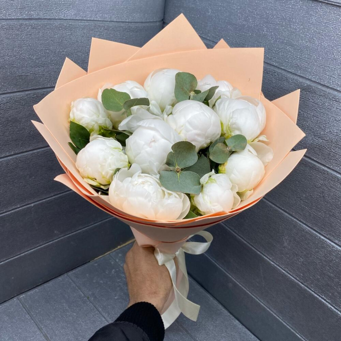 Buchet din 11 Bujori Albi și Eucalipt [2]