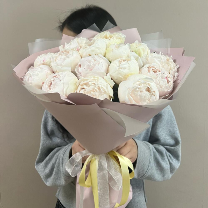 Buchet din 15 Bujori Albi în Ambalaj Roz [1]