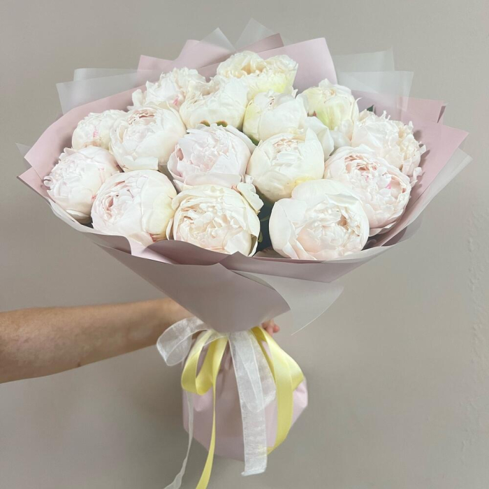 Buchet din 15 Bujori Albi în Ambalaj Roz [4]