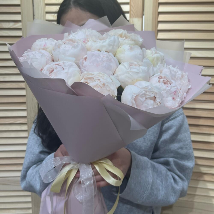 Buchet din 15 Bujori Albi în Ambalaj Roz [3]