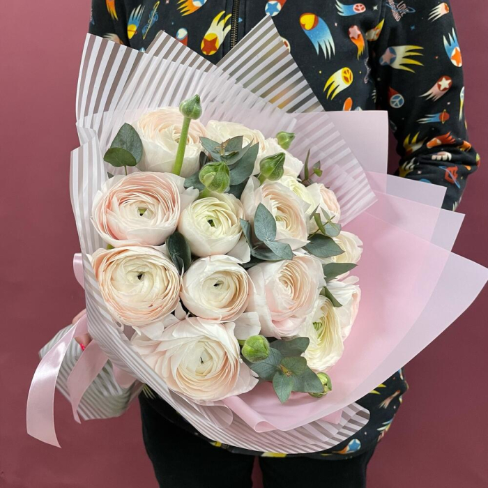 Buchet din 15 Ranunculus Alb și Eucalipt [3]