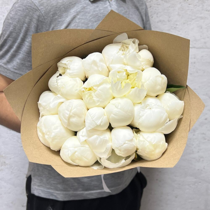 Buchet din 19 Bujori Albi în Hartie Kraft [5]