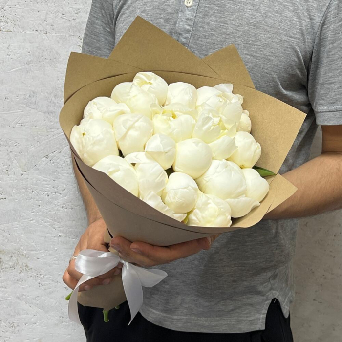 Buchet din 19 Bujori Albi în Hartie Kraft [4]