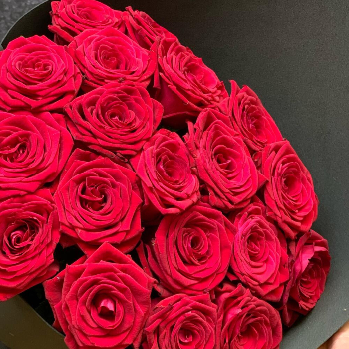 Buchet din 19 Trandafiri Roșii [2]