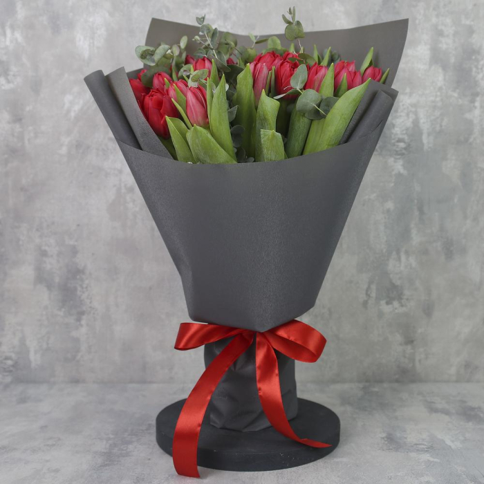 Buchet din 25 Lalele roșii în Hârtie Neagră [3]