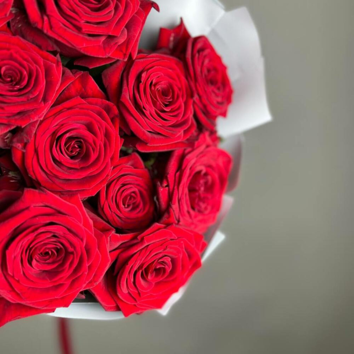 Buchet din 25 Trandafiri Roșii [6]