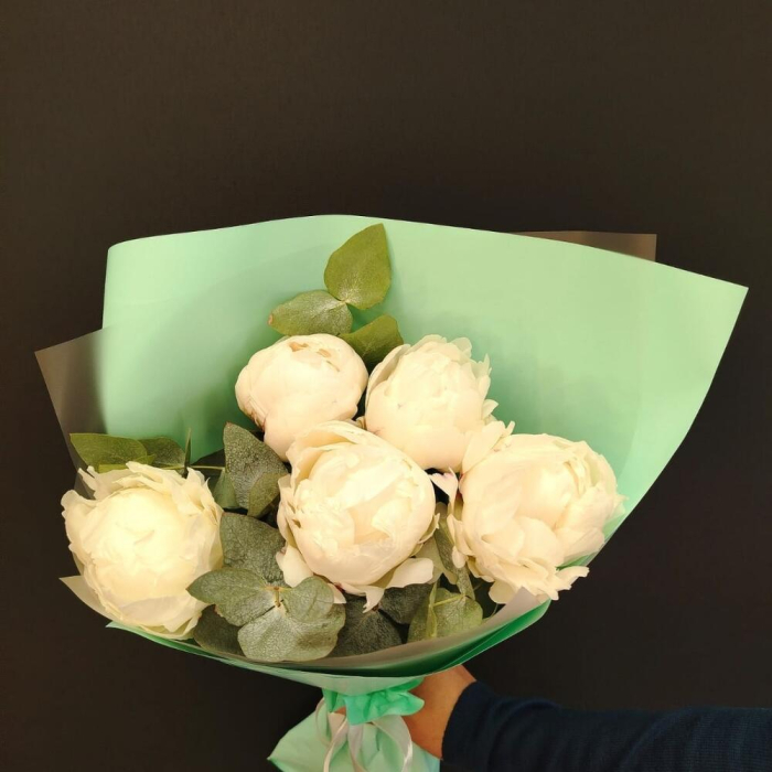 Buchet din 5 Bujori Albi și Eucalipt [2]