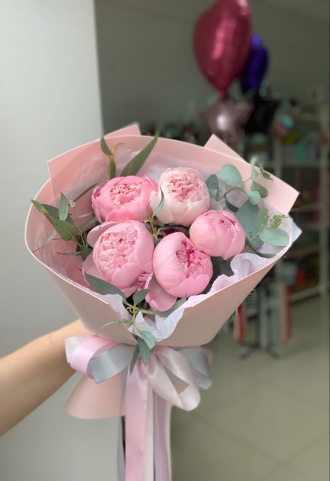 Buchet din 5 Bujori Roz cu Eucalipt [1]