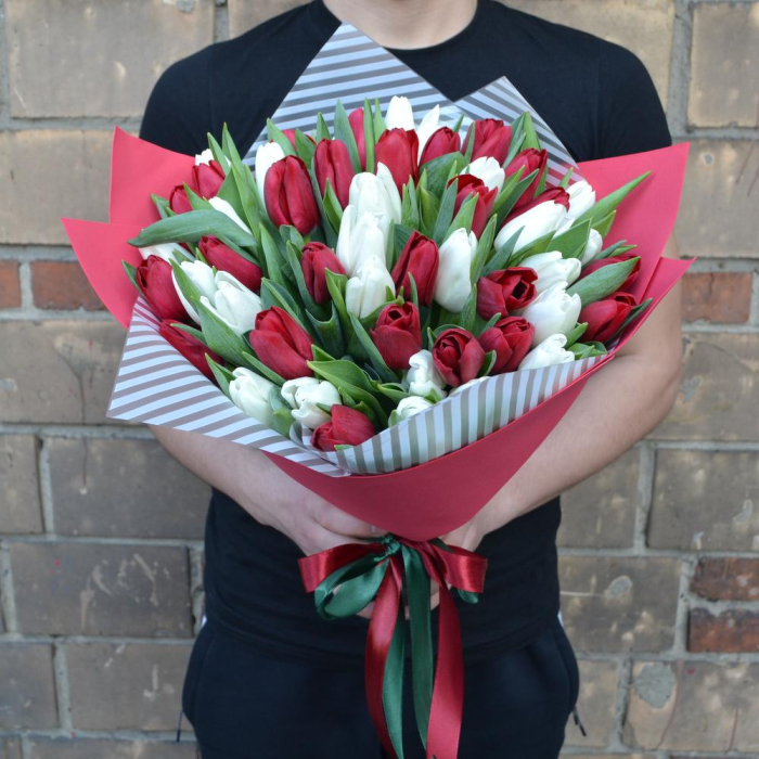 Buchet din 51 Lalele Alb-Roșii [2]