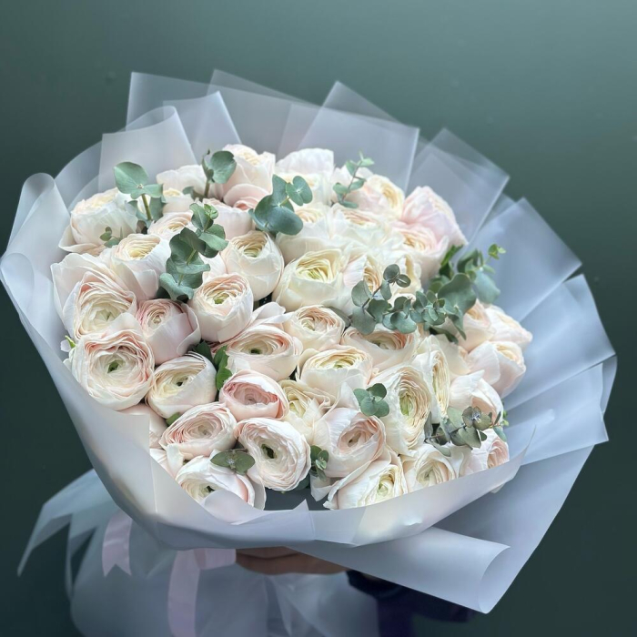 Buchet din 51 Ranunculus Alb și Eucalipt [4]