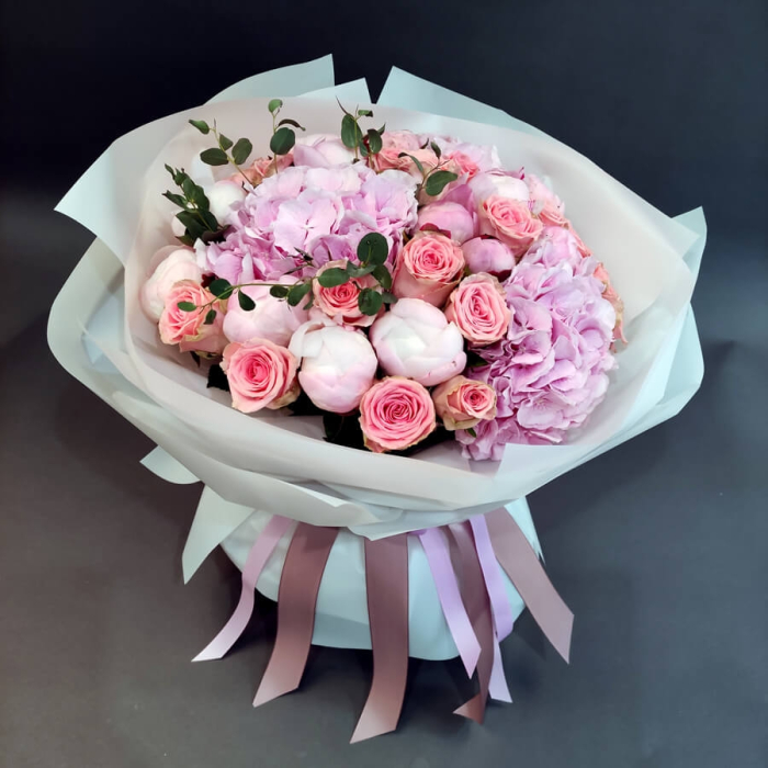 Buchet din Bujori, Hortensii, Trandafiri și Eucalipt [1]