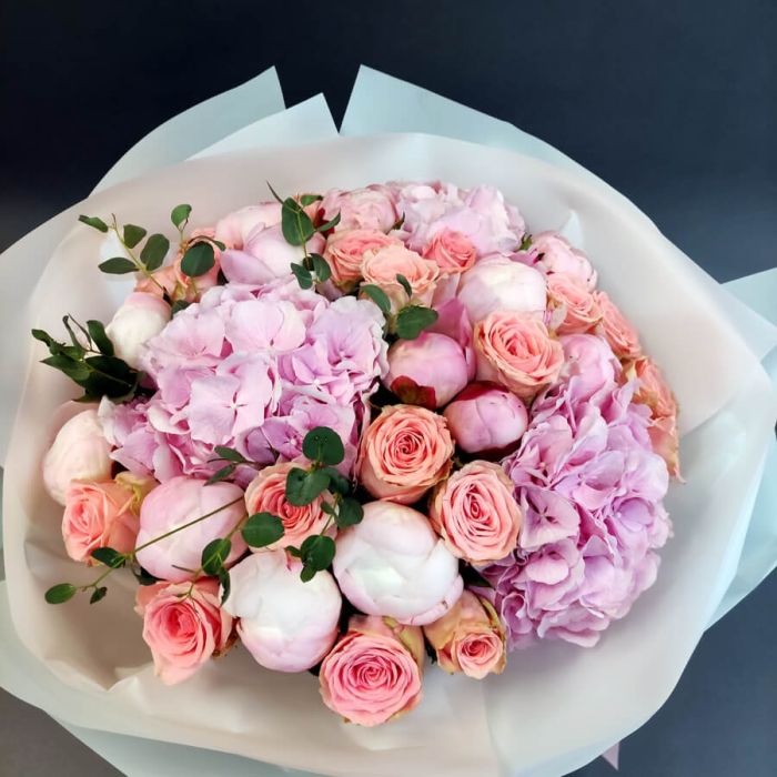 Buchet din Bujori, Hortensii, Trandafiri și Eucalipt [4]