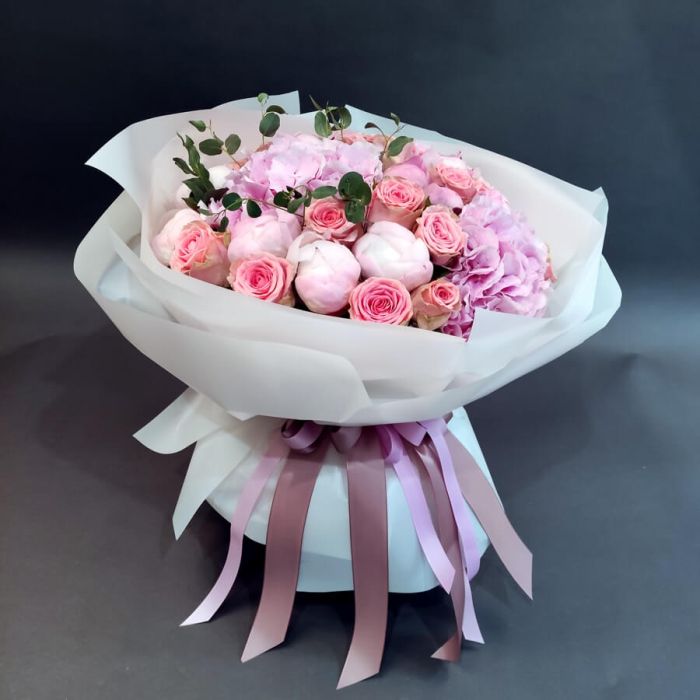 Buchet din Bujori, Hortensii, Trandafiri și Eucalipt [3]