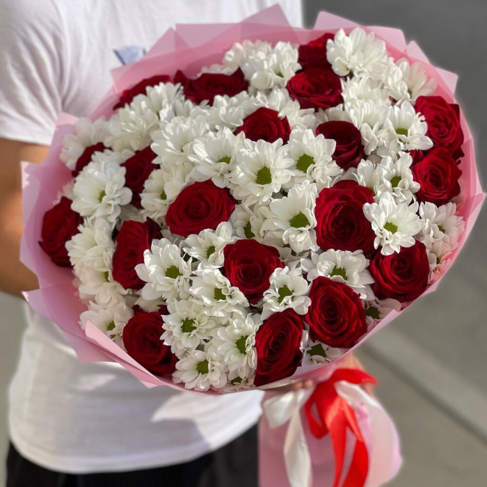 Buchet din Crizanteme Albe și Trandafiri Roșii [1]