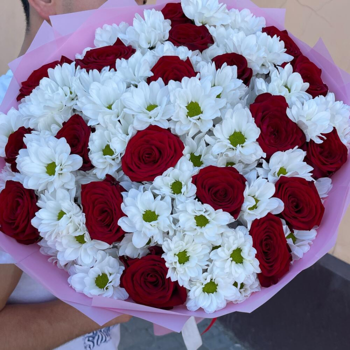 Buchet din Crizanteme Albe și Trandafiri Roșii [4]