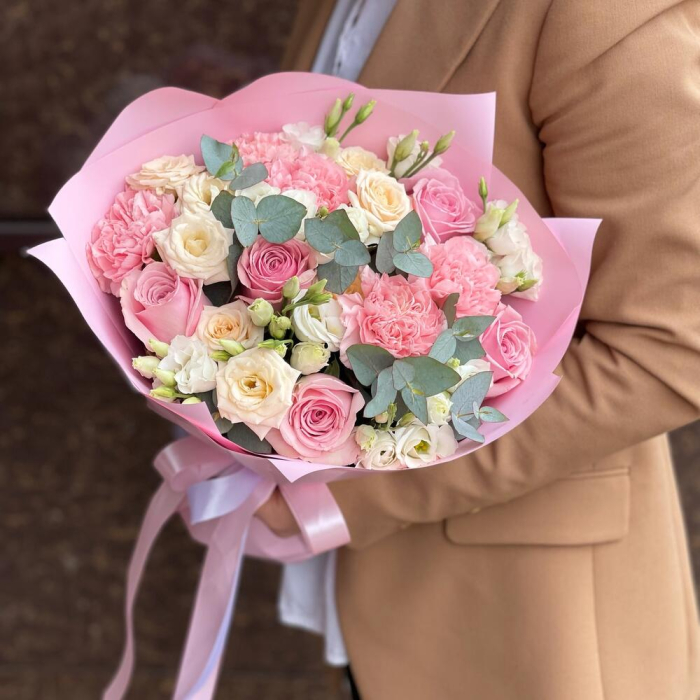 Buchet din Garoafe, Trandafiri și Lisianthus [3]