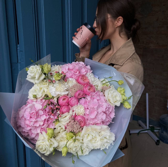 Buchet din Hortensii, Ranuculus si Lisihantus [1]