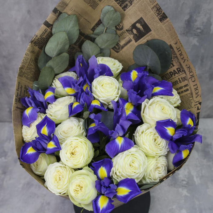 Buchet din Iriși și Trandafiri Albi cu Eucalipt [3]