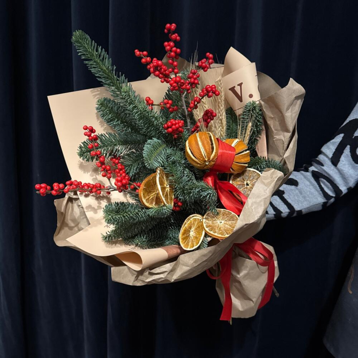 Buchet Parfumat de Iarnă cu Nobilis, Ilex și Portocale [3]