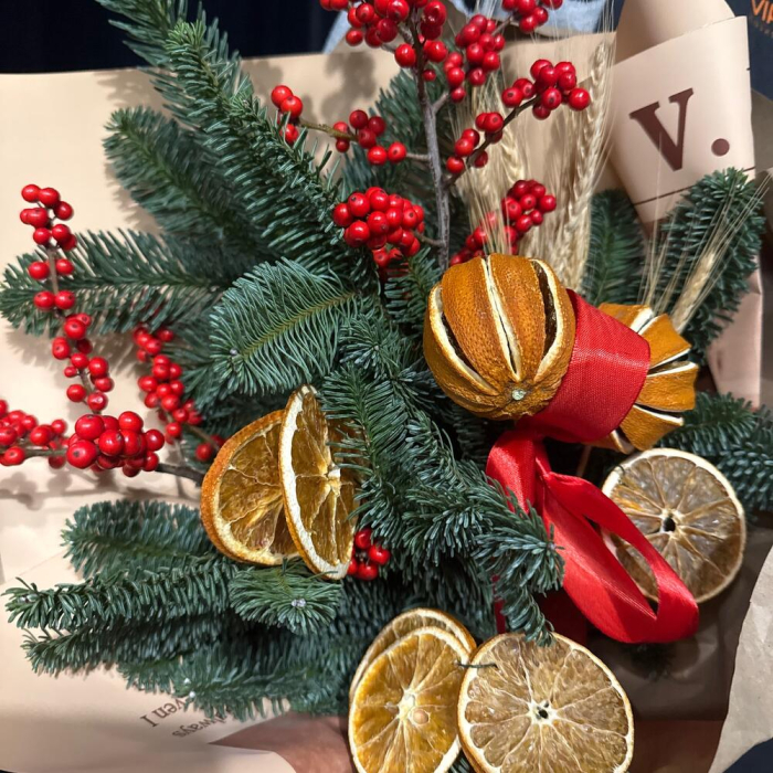 Buchet Parfumat de Iarnă cu Nobilis, Ilex și Portocale [2]
