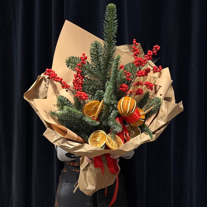 Buchet Parfumat de Iarnă cu Nobilis, Ilex și Portocale [1]