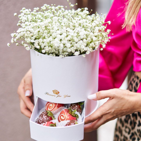 Aranjament cu Floarea Miresei si Capsuni Glazurate [2]