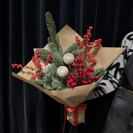 Buchete - Buchet de Iarnă cu Nobilis, Ilex și Globuri