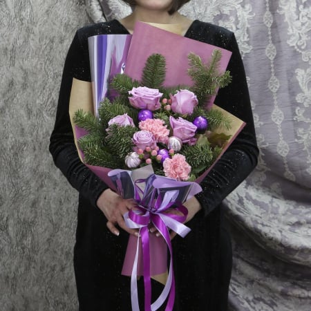 Buchete - Buchet de Iarnă cu Trandafiri Lila, Brad și Accesorii Festive