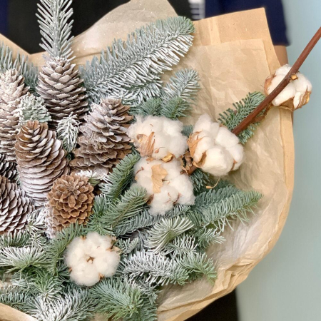 Buchet de Iarnă din Nobilis și Conuri [4]