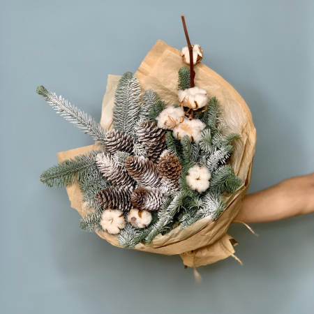 Buchet de Iarnă din Nobilis și Conuri [3]