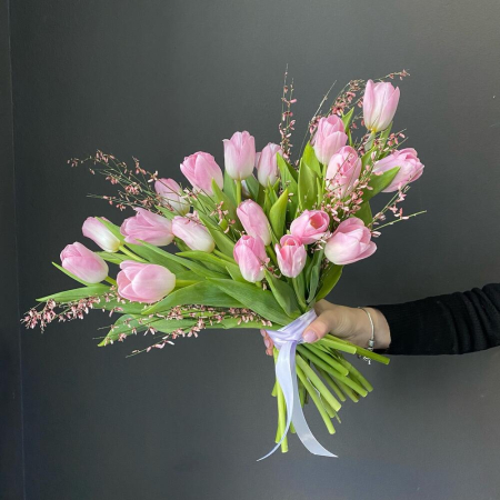 Buchete - Buchet Delicat cu Lalele Roz și Genista