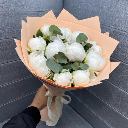 Buchete - Buchet din 11 Bujori Albi și Eucalipt