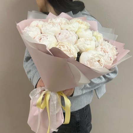 Buchet din 15 Bujori Albi în Ambalaj Roz [1]