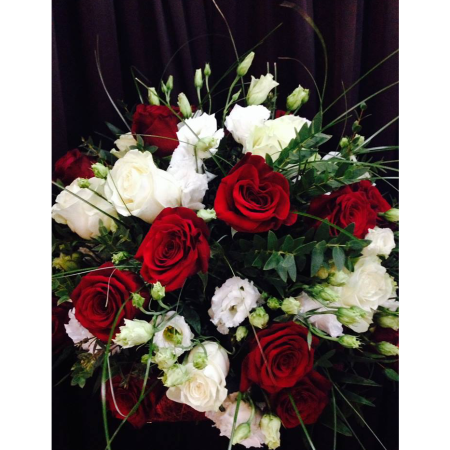 Buchete - Buchet din 17 Trandafiri Alb-Roșii și Lisianthus Botoșani