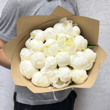 Buchet din 19 Bujori Albi în Hartie Kraft [4]