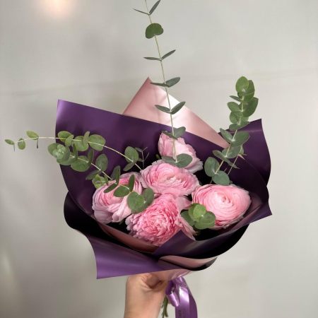 Buchet din 5 Ranunculus Roz și Eucalipt [1]