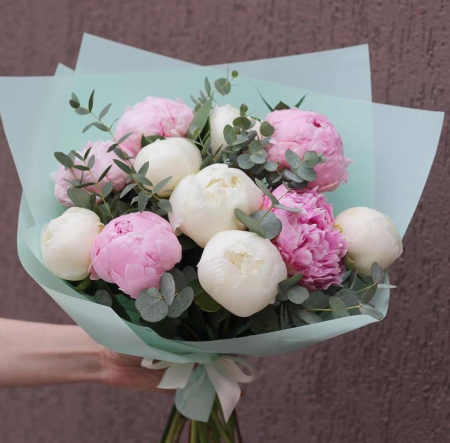 Buchete - Buchet din 9 Bujori Alb-Roz și Eucalipt