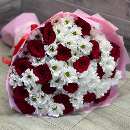 Buchet din Crizanteme Albe și Trandafiri Roșii [2]